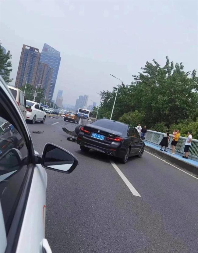 武汉长江二桥发生交通事故 一辆小车发生翻车 