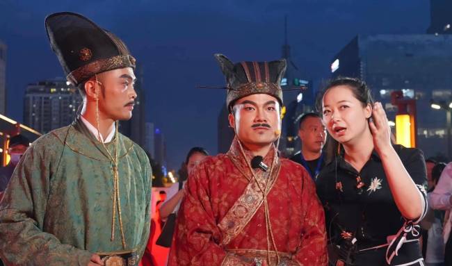 董宇辉西安行人气爆棚，有丈母娘从国外回来支持