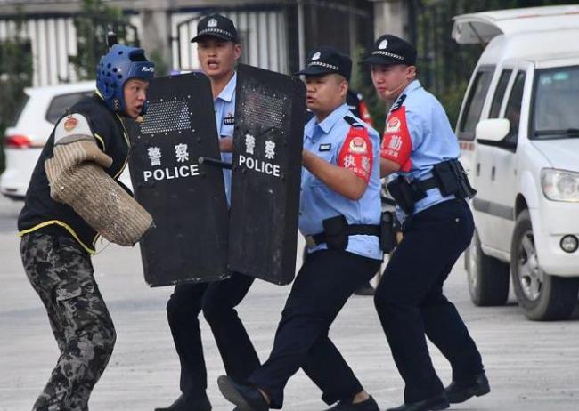 男子宾馆滋事被警方制服