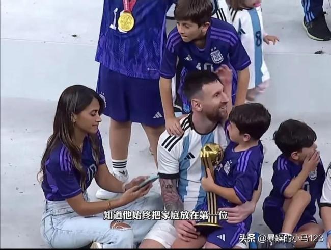 疯狂整活！球迷高举梅西儿子照片：爸爸 看看我吧！ 梅西看到后大笑