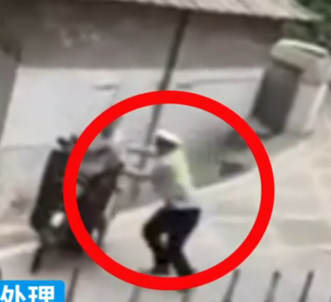 执法粗暴简单将男子推下斜坡 株洲涉事辅警已被辞退