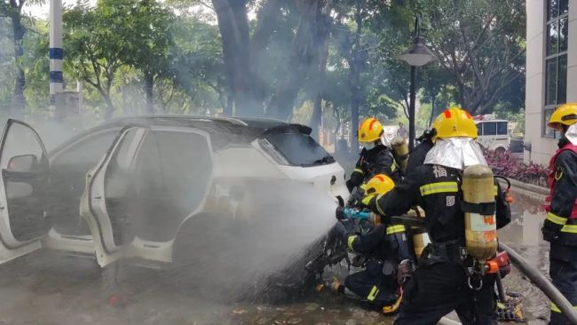 厦门一电动汽车突发自燃 着火车辆的后备箱底部正在猛烈燃烧