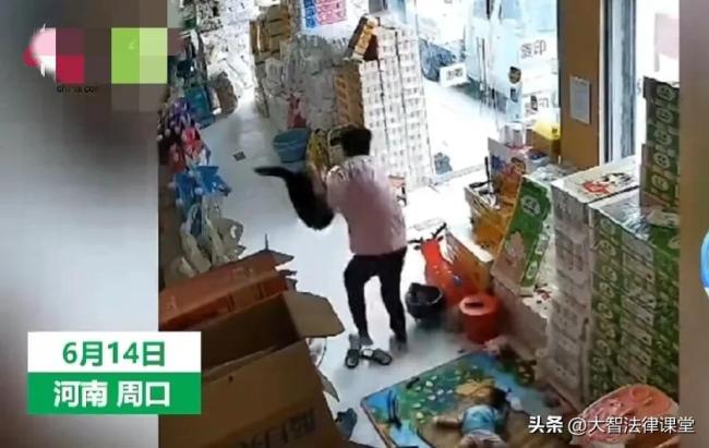 恶犬进入店内咬人被制服 事情引起网友们不同的意见