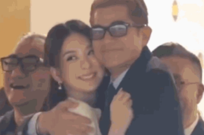 郭富城现身跑马地夜场：牵手方媛现身赛马场