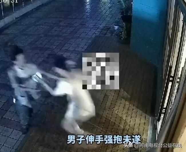 男子夜晚跟踪女子欲强抱，紧急躲进宠物店，众人帮助解围