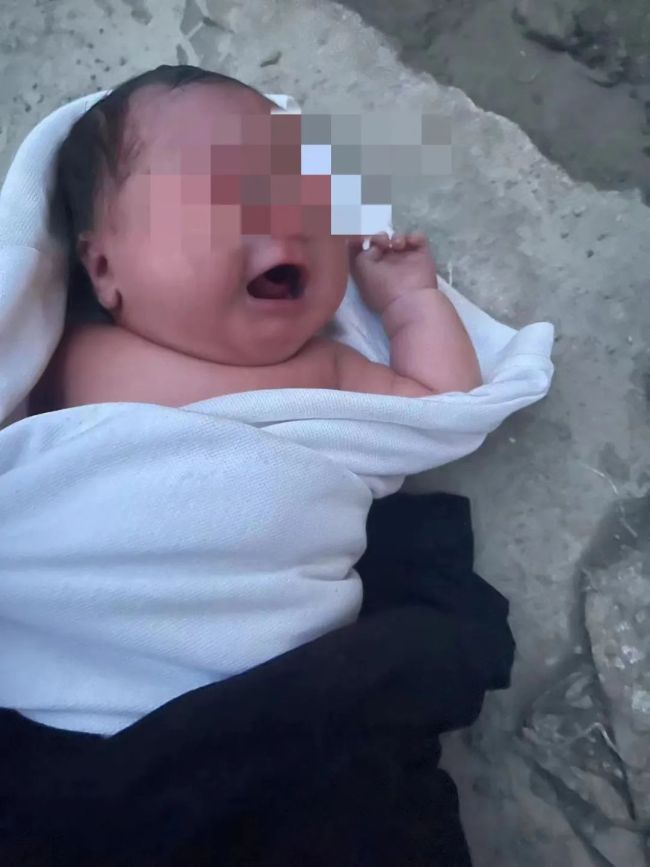 安徽一男子捡到一名弃婴 警方回应：将寻找其亲生父母