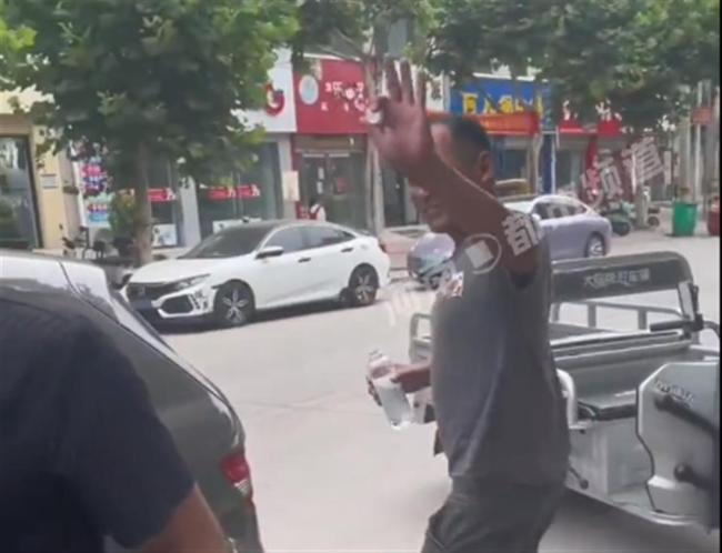 奔驰被撞仅收88元红包，货车撞上奔驰反被请吃饭怎么回事？