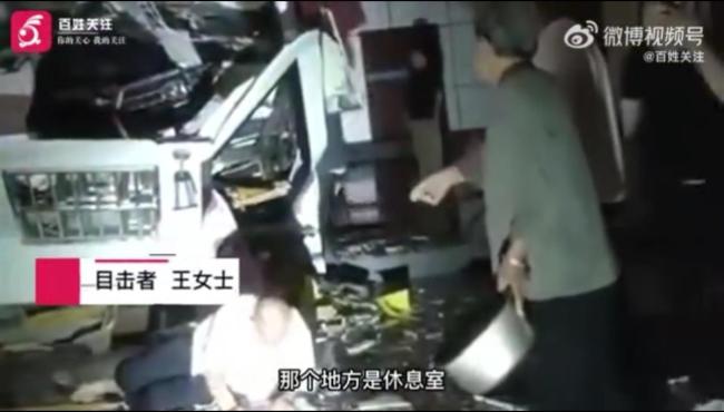 河南一奥迪越野车突然冲进公厕,一老人倒地受伤送医