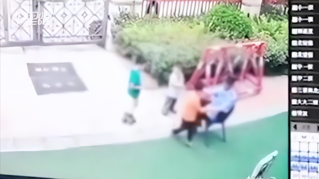 6岁男童捡球被保安殴打 孩子妈妈：腿部淤青 多名老师路过没人阻止