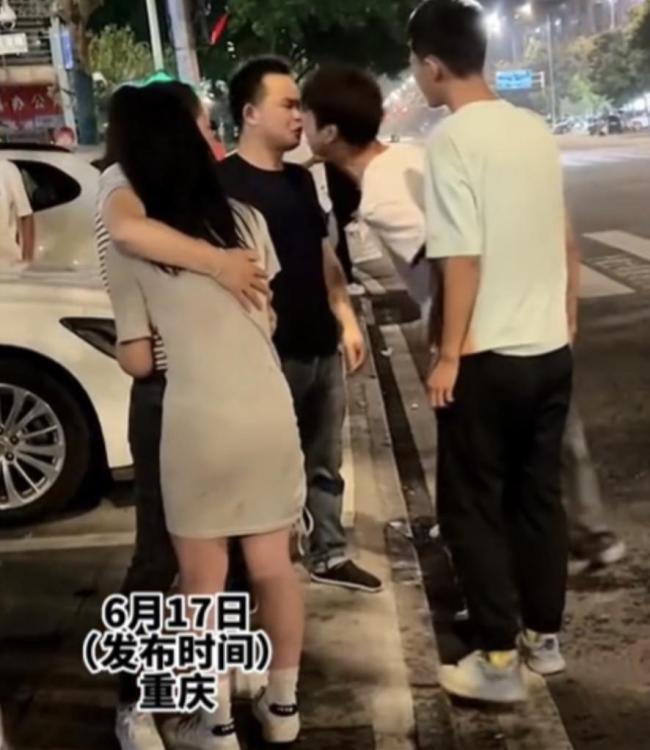 男子带小女孩出门玩几天不回家，家长找到他理论，男子吐口水嘲讽