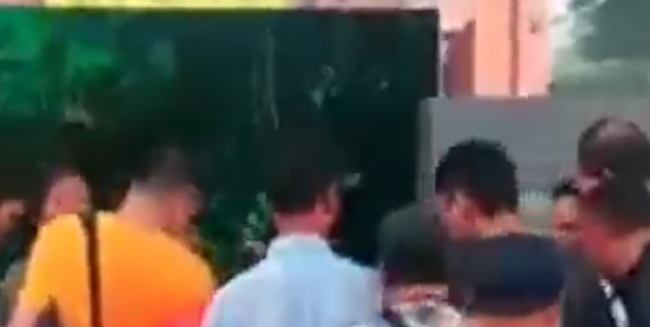 重庆一广场附近发现弃婴 据现场视频显示其中有几位市民还在帮忙整理婴儿的衣服