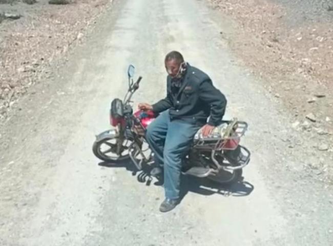 男子新疆开车10公里被村民拦4次 官方：此路属牧道仅限放牧