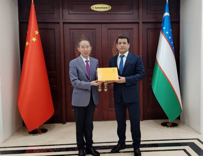 龙宇翔与乌兹别克斯坦驻华大使法尔霍德•阿尔济耶夫亲切会见