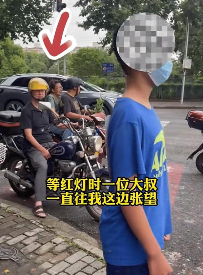 男孩背后被贴不道德纸条被围观，阿姨暖心之举获全网力赞