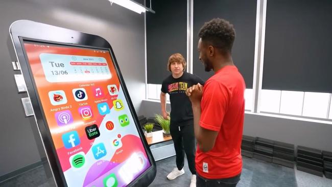 主播打造全球最大iPhone：长度达1.83米 各种功能一应俱全