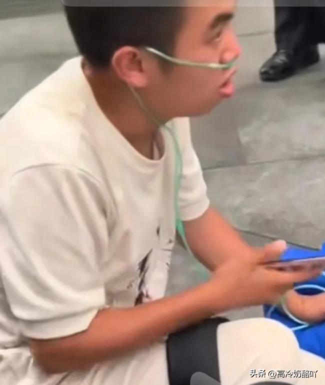 心酸！男子犯心脏病手拿氧气袋蹲路边 因没钱拒绝路人帮打120