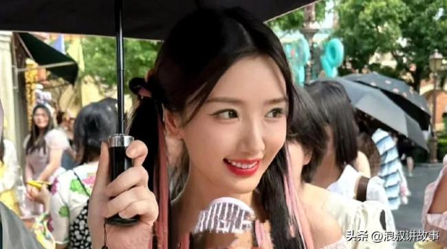 网友迪士尼游玩偶遇毛晓彤 双马尾造型少女感十足