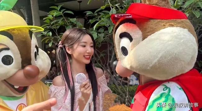 网友迪士尼游玩偶遇毛晓彤 双马尾造型少女感十足