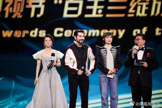 白玉兰颁奖现场：李宇春与费翔相拥 二人合唱《故乡的云》
