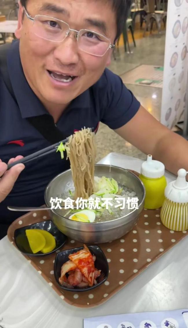 网红姜涛在韩国饭店被扣 吃饭被坑收高价拒绝付钱
