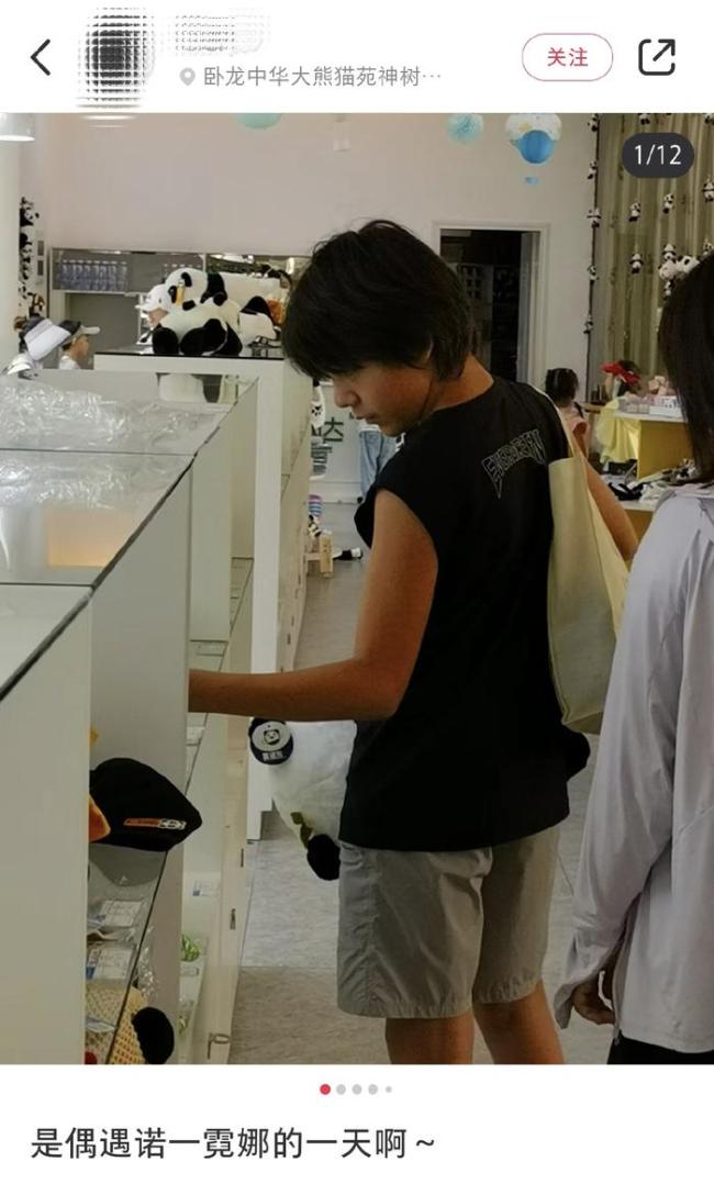 刘烨儿女在熊猫基地被偶遇，诺一背帆布包好朴实，兄妹俩晒黑不少