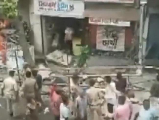 印度一栋25年楼龄的住宅楼阳台坍塌致2死 监控拍下坍塌瞬间 人从楼上接连落下！