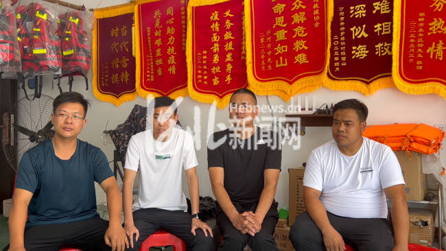 男子砸车窗救人反被质疑，当事人回应！