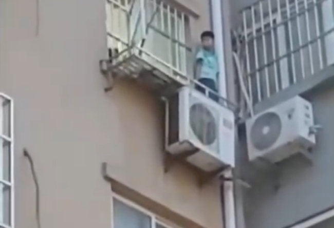 警方通报男孩遭棍打跳楼