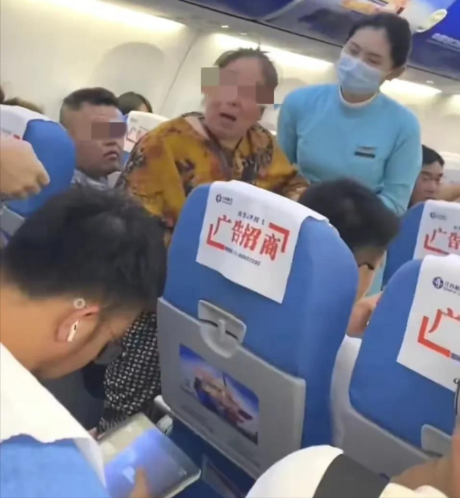 大妈坐飞机强行换座被拒后骂人 江西航空回应：不存在升舱行为