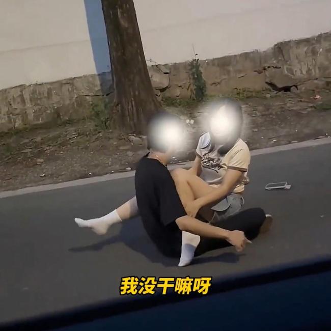 情侣马路上亲热遭怒斥 13秒视频片段曝光网友炸锅