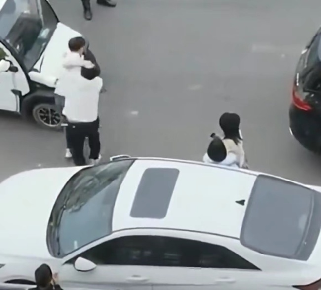 孩子帮母亲一起抓第三者 爸爸想动手被儿子反锁住