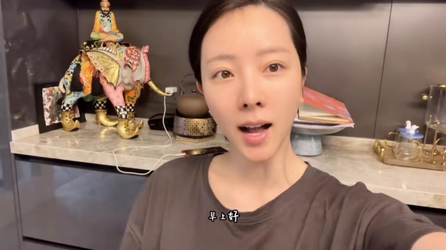 李思思参加儿子毕业典礼 忍不住红了眼眶当众激动落泪
