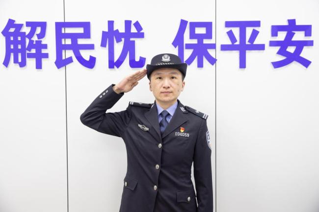 泪别！短发女警刘欣走了