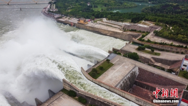 小浪底水利枢调水调沙 犹如“黄河巨龙”景象吸引游客 