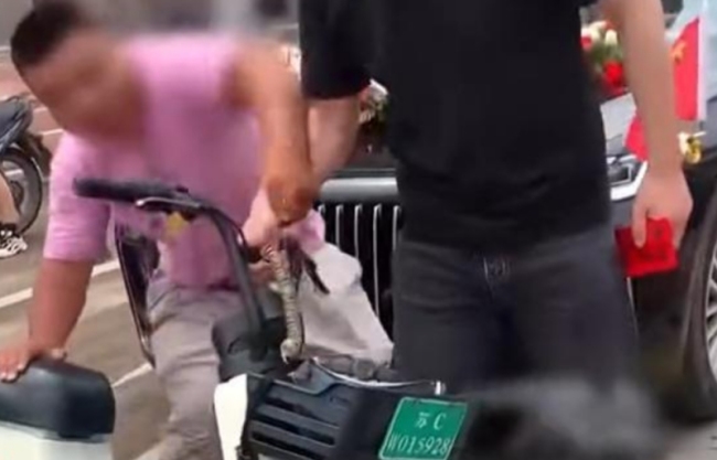 男子用共享单车拦婚车：专业闹喜要钱，20天遇到好几次