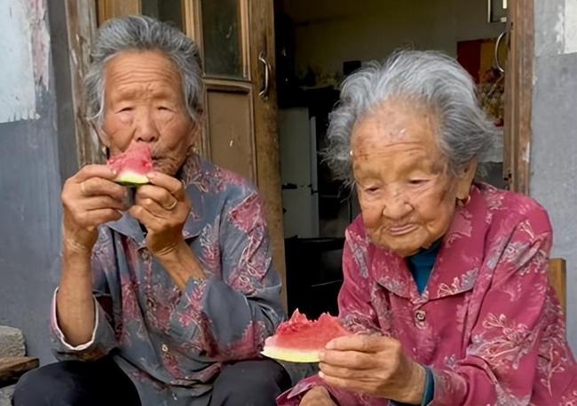 85岁儿媳给106岁婆婆送西瓜吃 一口一个娘让人羡慕
