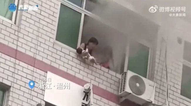 遇火灾女子将婴儿扔下楼，路人撑起人“网”将婴儿救下