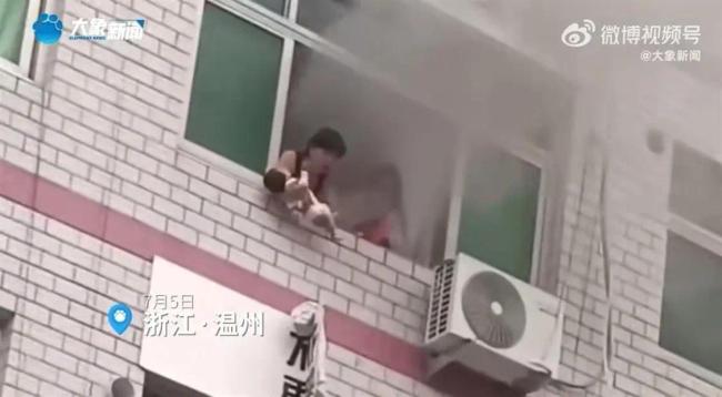 众人救下火灾中的婴儿：4楼窗户抛下，众人稳稳接住