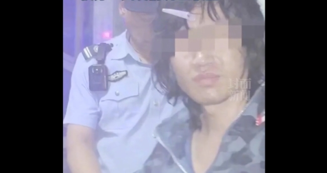 男子闯入高校女生宿舍