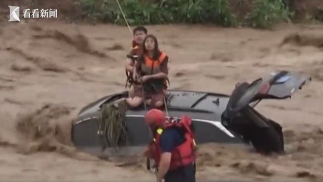 路遇洪水男子让女友先走 经过三个多小时的紧张救援，两人平安获救