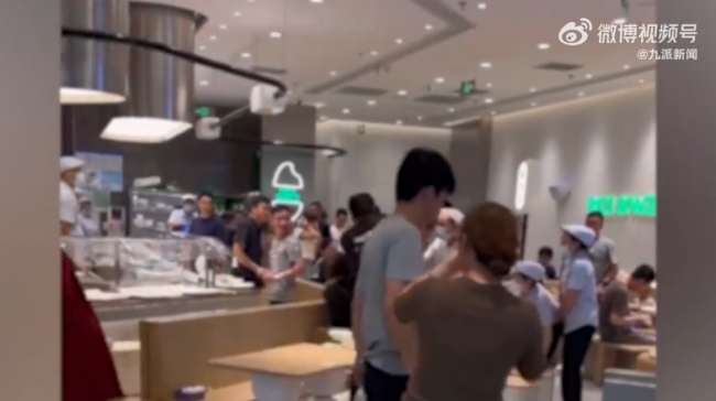 上海一餐厅两女子为抢座用餐具互砸 餐馆谈两女子用餐具互殴