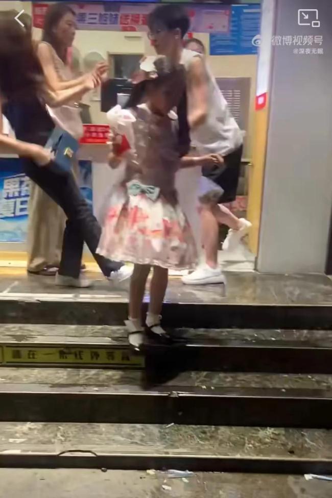 蜜雪冰城店员与客人打架原因疑曝光女子疑似醉酒面部着地扑倒
