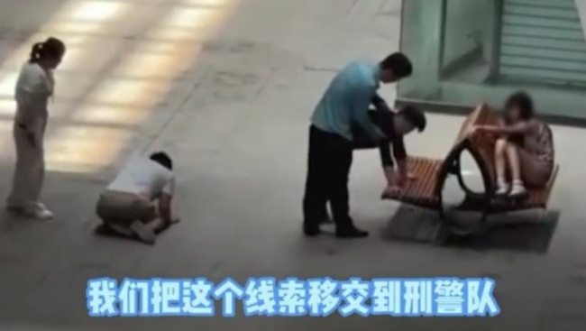 男子骚扰少女被当众鞭打！男子拍摄视频发给朋友炫耀