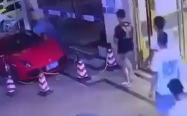 男子疑恶意砸毁法拉利