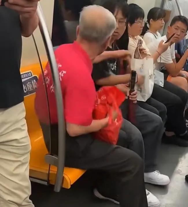 白发老人地铁怒骂小伙坐爱心座：你纯粹臭无赖！