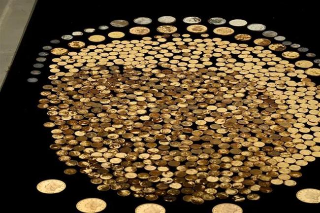 美国男子在自家挖出700枚200年前硬币 估值数百万美元