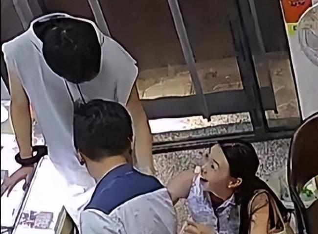女子带狗子散步，到彩票店用狗爪刮出500元