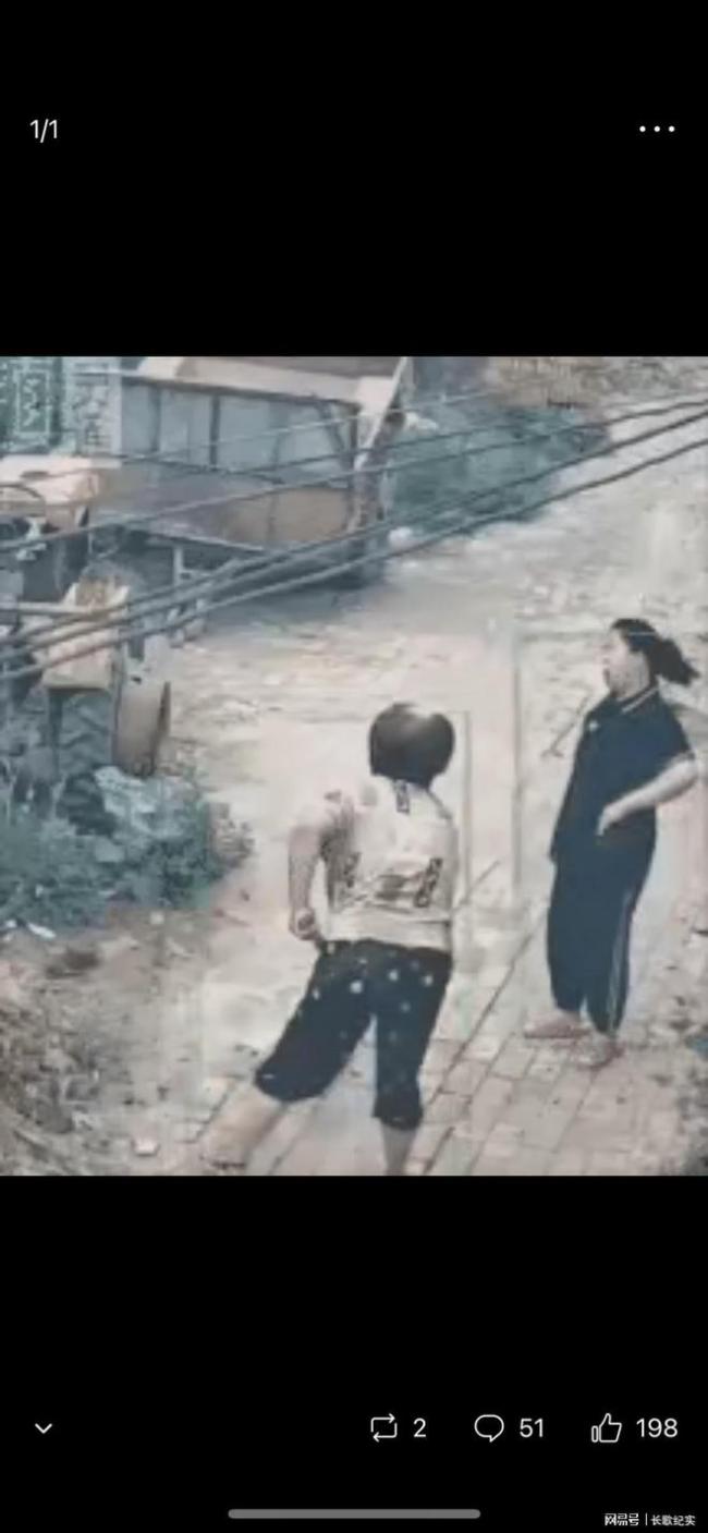老人用铁锹拍打女子，倒地后还往其身上铲土