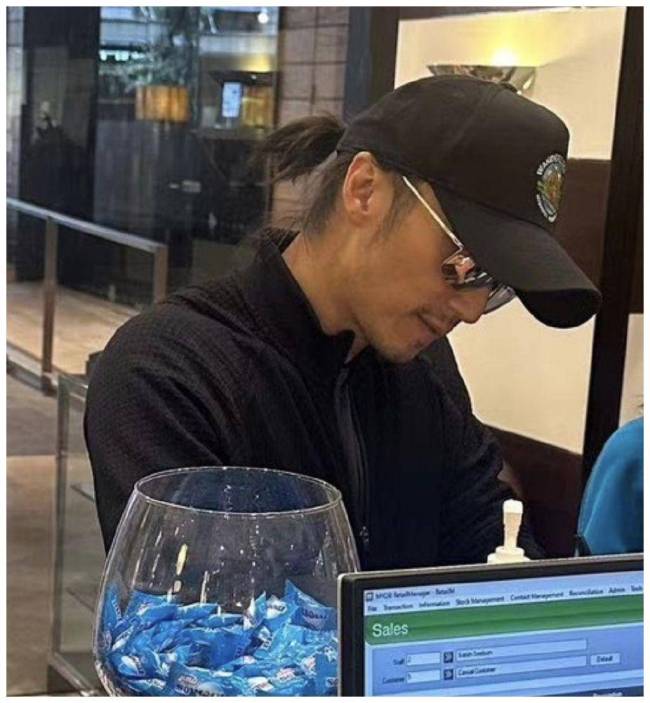 网友偶遇谢霆锋父子外出度假 上次同框已是十多年前