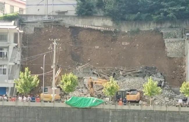 重庆护坡垮塌事故致1死 周边群众已撤离